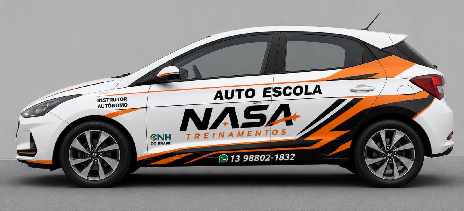 Veículo branco da Nasa Treinamentos, identificado como autoescola e instrutor autônomo, com WhatsApp 13 98802-1832
